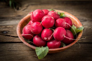 Büyük Demet taze turp.