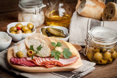 Dilimlenmiş sosis, salam, zeytin, marine edilmiş soğan, cuc tapas