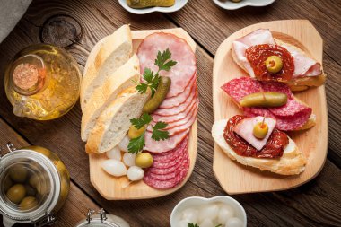 Tapas dilimlenmiş sosis, salam, zeytin ve maydanoz ile.