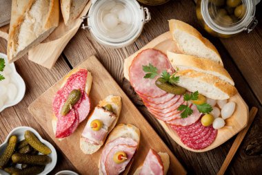 Tapas dilimlenmiş sosis, salam, zeytin ve maydanoz ile.