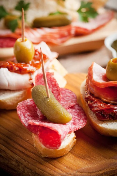 Tapas con salsiccia affettata, salame, olive e prezzemolo . — Foto Stock
