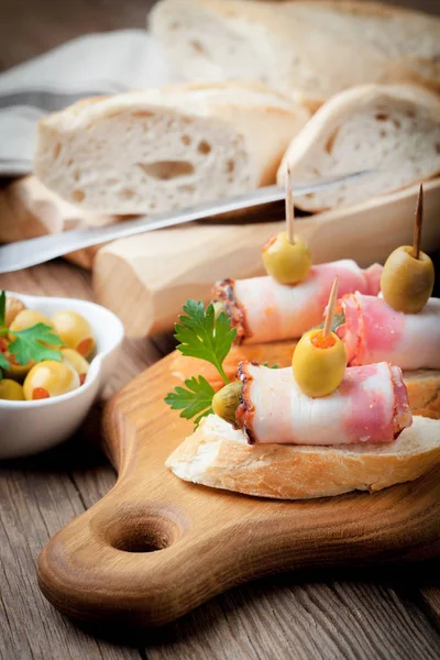Tapas con salsiccia affettata, salame, olive e prezzemolo . — Foto Stock