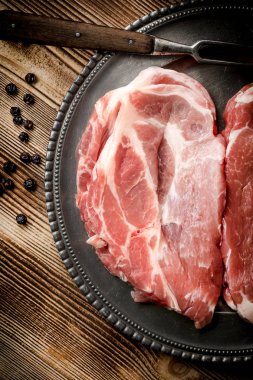 Çiğ domuz eti boyun dilim.