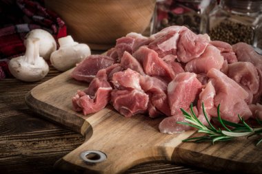 çiğ et güveç için doğranmış.