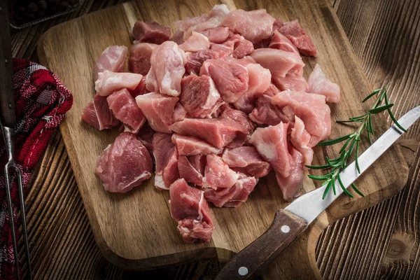 Сырое мясо, нарезанное на тушеное мясо . — стоковое фото