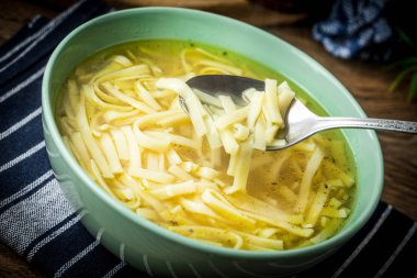 Suyu - bir kase tavuk çorbası.