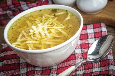 Suyu - bir kase tavuk çorbası.