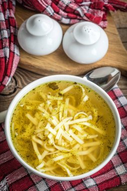 Suyu - bir kase tavuk çorbası.