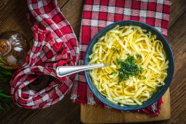 Suyu - bir kase tavuk çorbası.