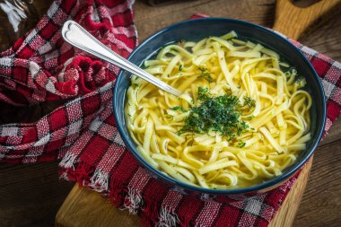 Suyu - bir kase tavuk çorbası.