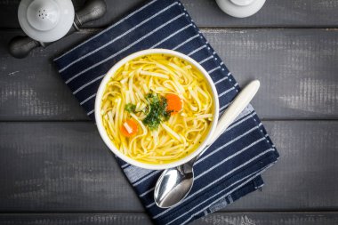 Lezzetli et suyu noodles ile.