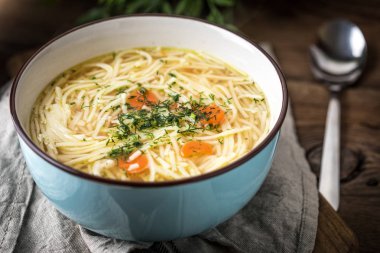 Suyu - mavi bir kase tavuk çorbası.