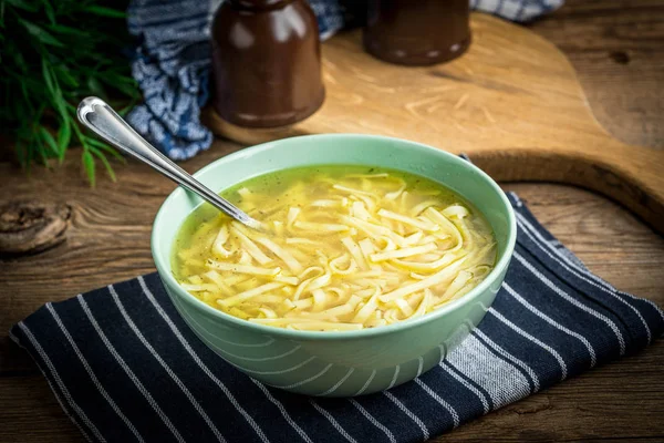 Bouillon - kippensoep in een kom. — Stockfoto