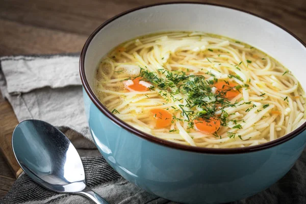 Brodo - minestra di pollo in una boccia . — Foto Stock