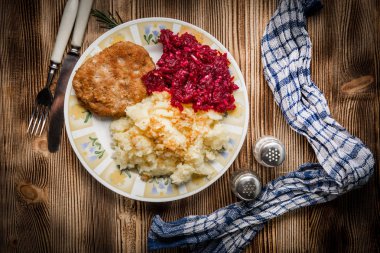 Domuz pirzola ile kıyılmış et haşlanmış patates ve arı ile devam eder