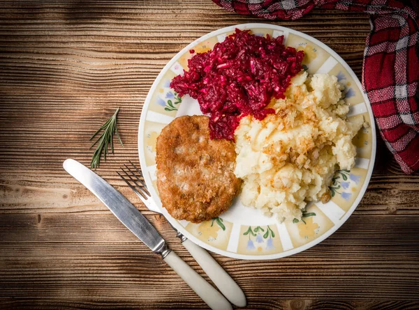 Domuz pirzola ile kıyılmış et haşlanmış patates ve arı ile devam eder