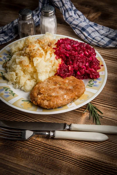 Domuz pirzola ile kıyılmış et haşlanmış patates ve arı ile devam eder