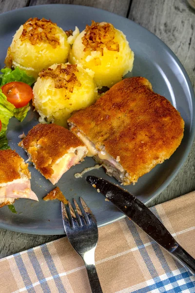 Szelet cordon bleu. — Stock Fotó