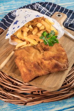 Bir parça kızarmış morina ve patates kızartması..