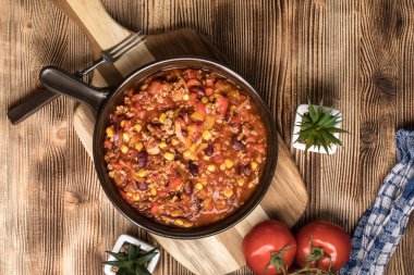 Chili con carne bir kil tavada.