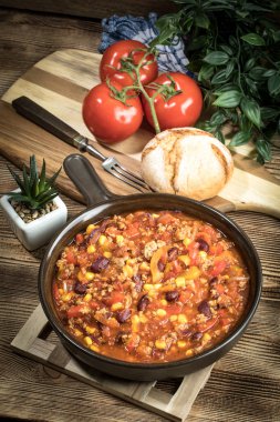 Chili con carne bir kil tavada.