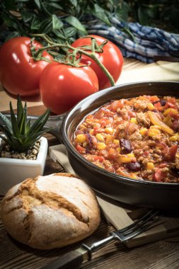 Chili con carne bir kil tavada.