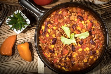 Chili con carne bir kil tavada.