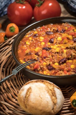 Chili con carne bir kil tavada.