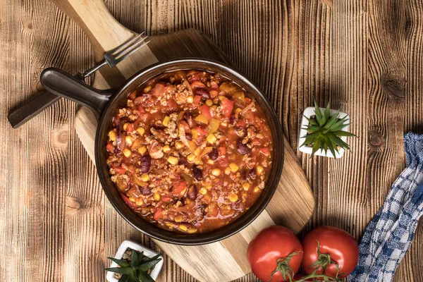 Chili con Carne in einer Tonpfanne. — Stockfoto