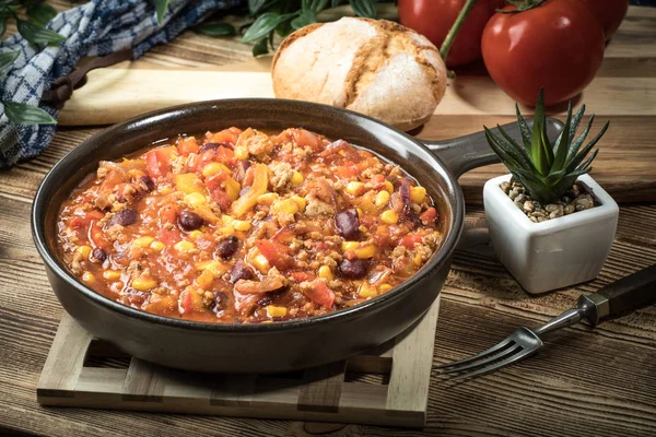 Chili con carne-agyag serpenyőben. — Stock Fotó