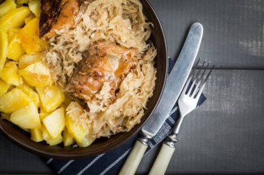 Kızarmış kaburga lahana turşusu.