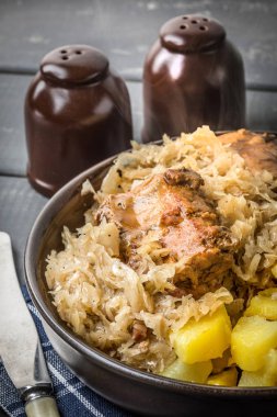 Kızarmış kaburga lahana turşusu.