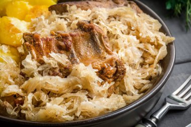 Kızarmış kaburga lahana turşusu.