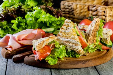 Panini sandviçle jambon, domates, marul.