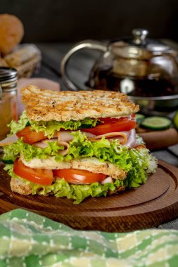 Sandviç ile jambon, salatalık, domates, marul.