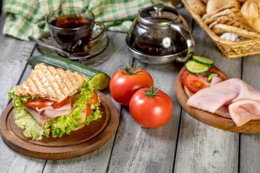 Sandviç ile jambon, salatalık, domates, marul.