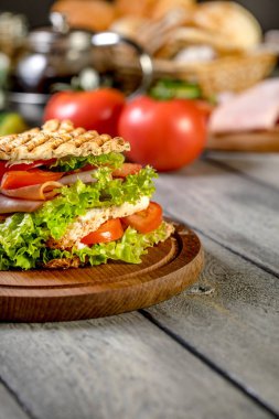 Sandviç ile jambon, salatalık, domates, marul.