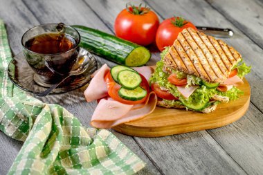 Sandviç ile jambon, salatalık, domates, marul.