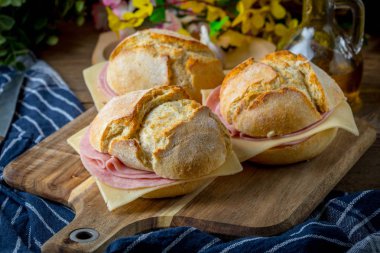 Peynirli sandviç ve zemin jambon.