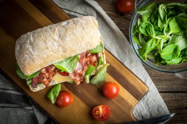 Ciabatta sandviç Roka Salatası, pastırma ve sarı peynir ile.