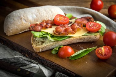 Ciabatta sandviç Roka Salatası, pastırma ve sarı peynir ile.