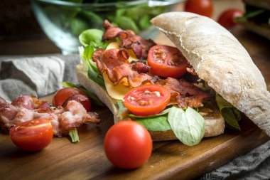 Ciabatta sandviç Roka Salatası, pastırma ve sarı peynir ile.