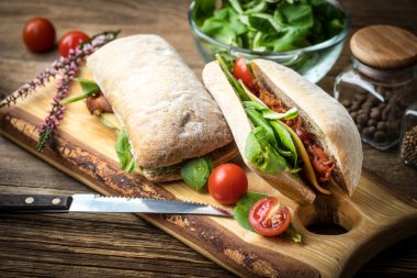 Ciabatta sandviç Roka Salatası, pastırma ve sarı peynir ile.