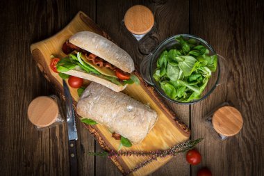 Ciabatta sandviç Roka Salatası, pastırma ve sarı peynir ile.
