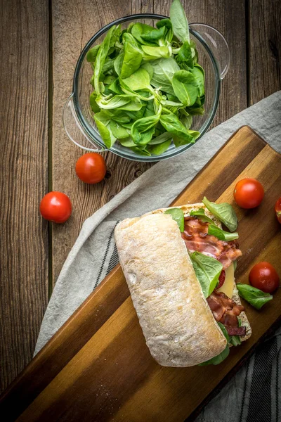 Ciabatta sandviç Roka Salatası, pastırma ve sarı peynir ile. — Stok fotoğraf
