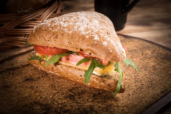 Peynir, jambon ve domates ile üçgen sandviç. — Stok fotoğraf