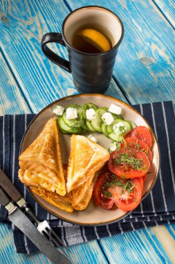 Peynir, domates ve salatalık sandviç.