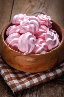 Ahşap masa pembe beze çerezleri. Üstten Görünüm.