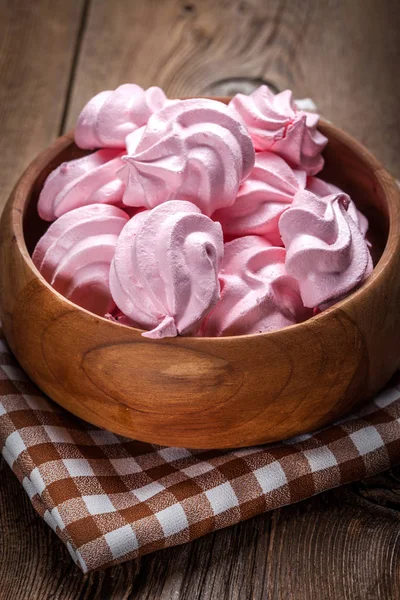 Roze Meringue Cookies Houten Tafel Bovenaanzicht — Stockfoto