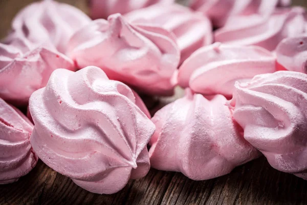 Roze Meringue Cookies Houten Tafel Bovenaanzicht — Stockfoto